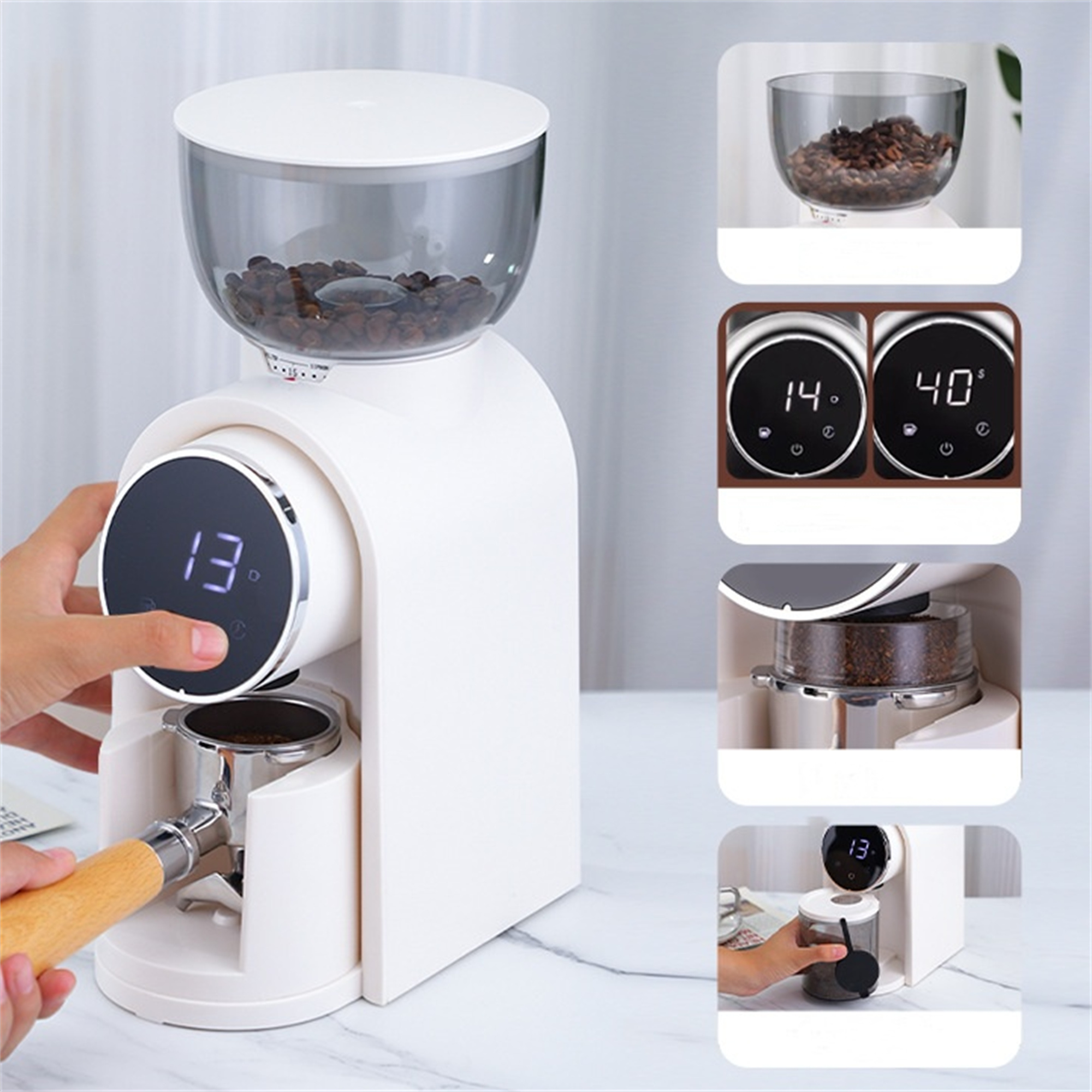 Weiße Kaffeemühle mit Bohnenbehälter, Digitalanzeige und Siebträgerhalter. Eine Hand justiert.
