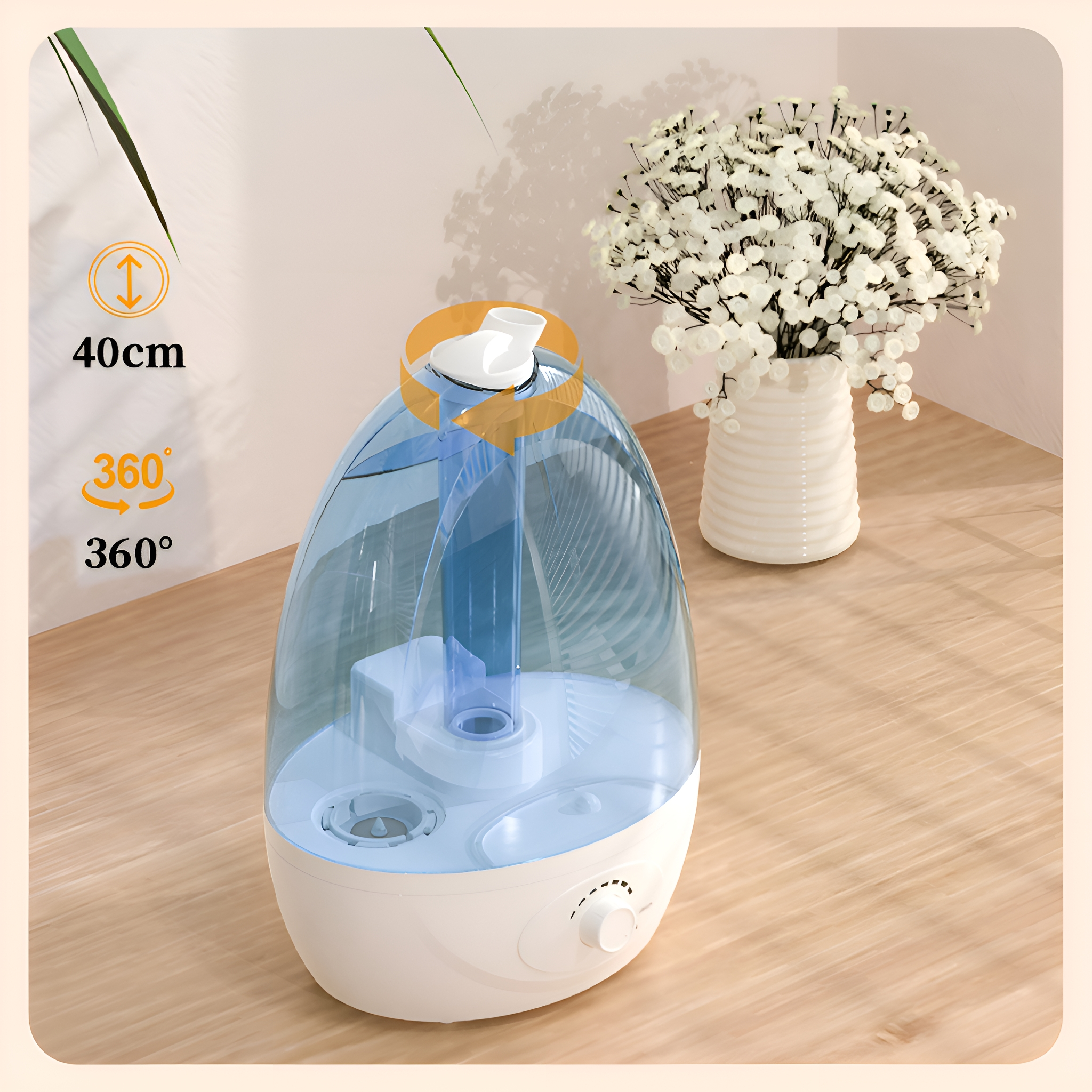 Weiß-blauer Luftbefeuchter mit drehbarem Oberteil und Vase mit weißen Blumen auf einem Holztisch.