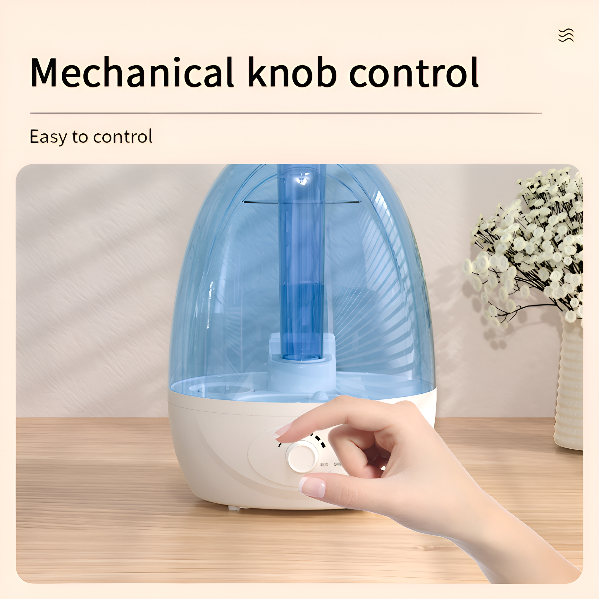 Luftbefeuchter mit einer Hand, die den Knopf einstellt, plus Vase mit Blumen, auf einem Holztisch.