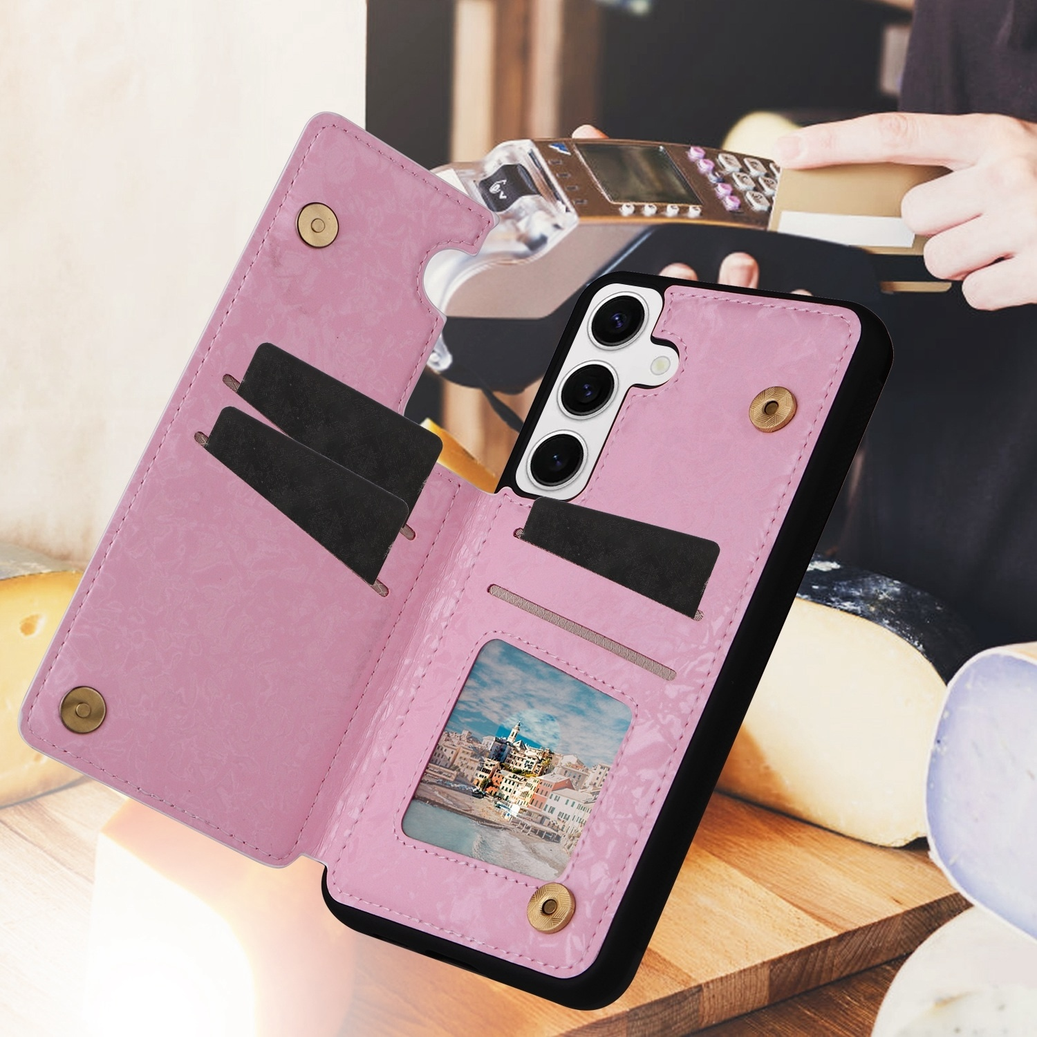 Funda de teléfono rosa abierta, con ranuras para tarjetas. Muestra una imagen de Venecia dentro.