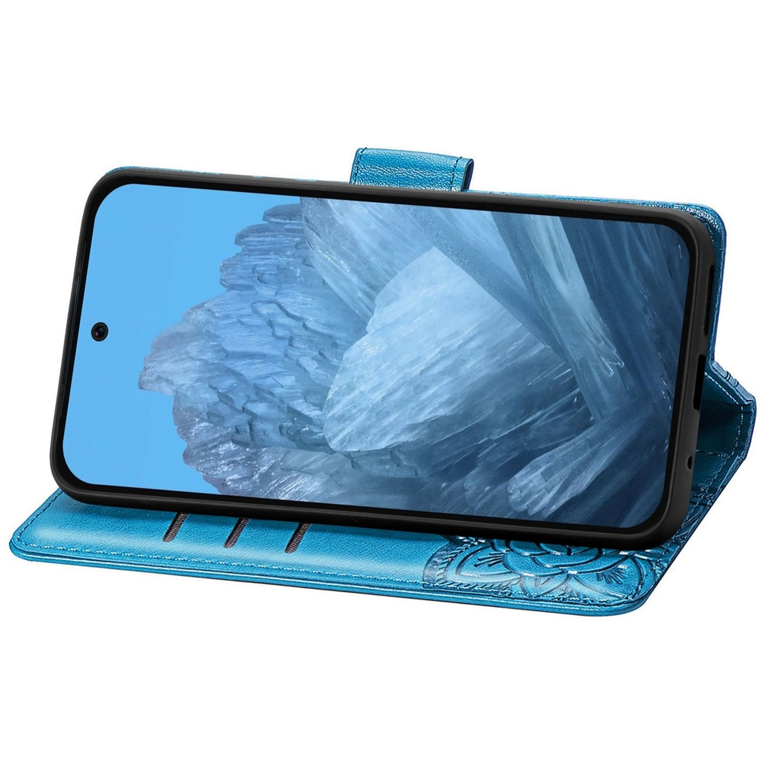 Eine blaue Handyhülle mit Blumenmuster, die ein Telefon mit blauem Display hält, geöffnet.