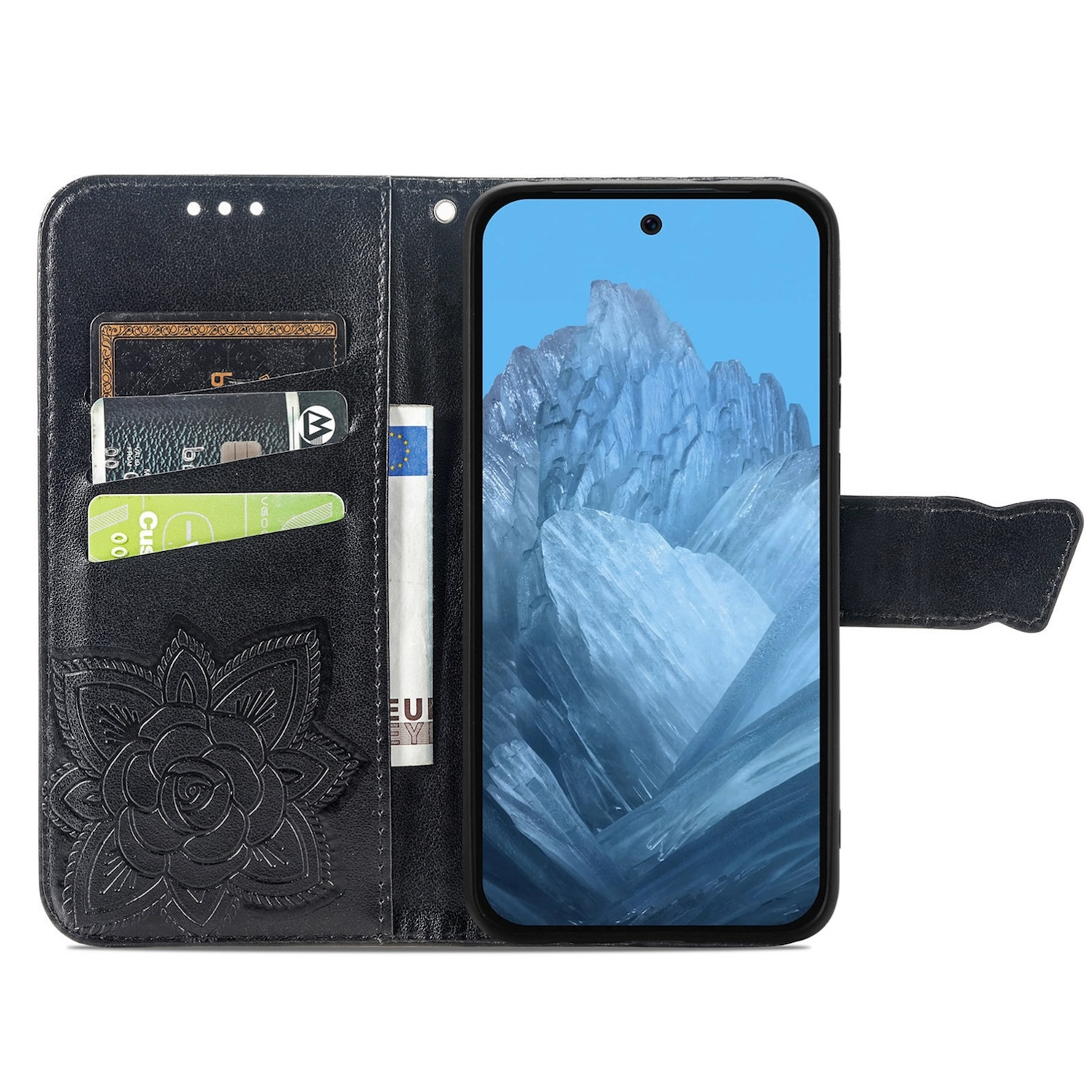 Eine schwarze Leder-Handyhülle mit floralem Design, die ein Telefon mit blauem Bildschirm hält.