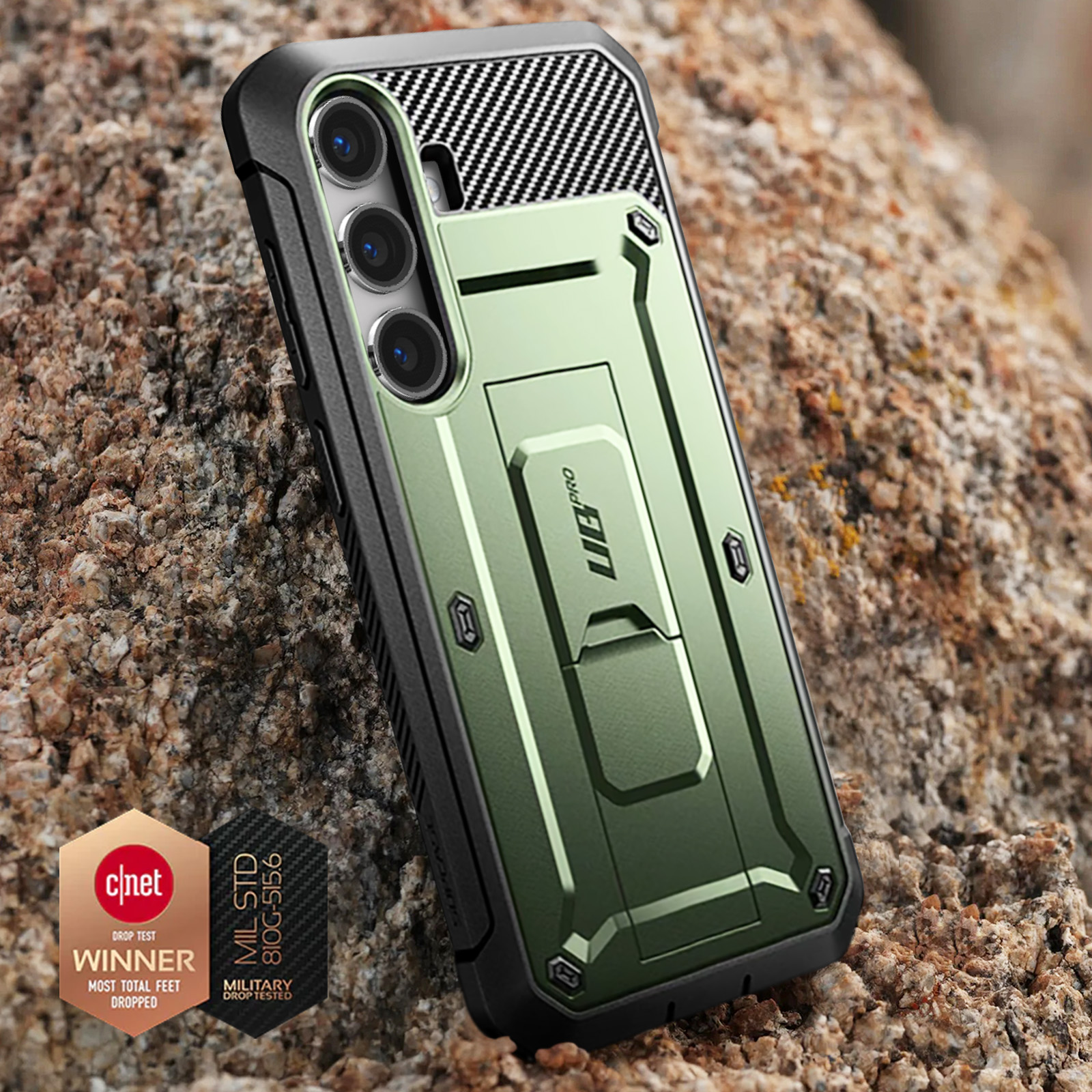 Custodia verde per telefono su una roccia. Ha un cavalletto e un design in fibra di carbonio nera.