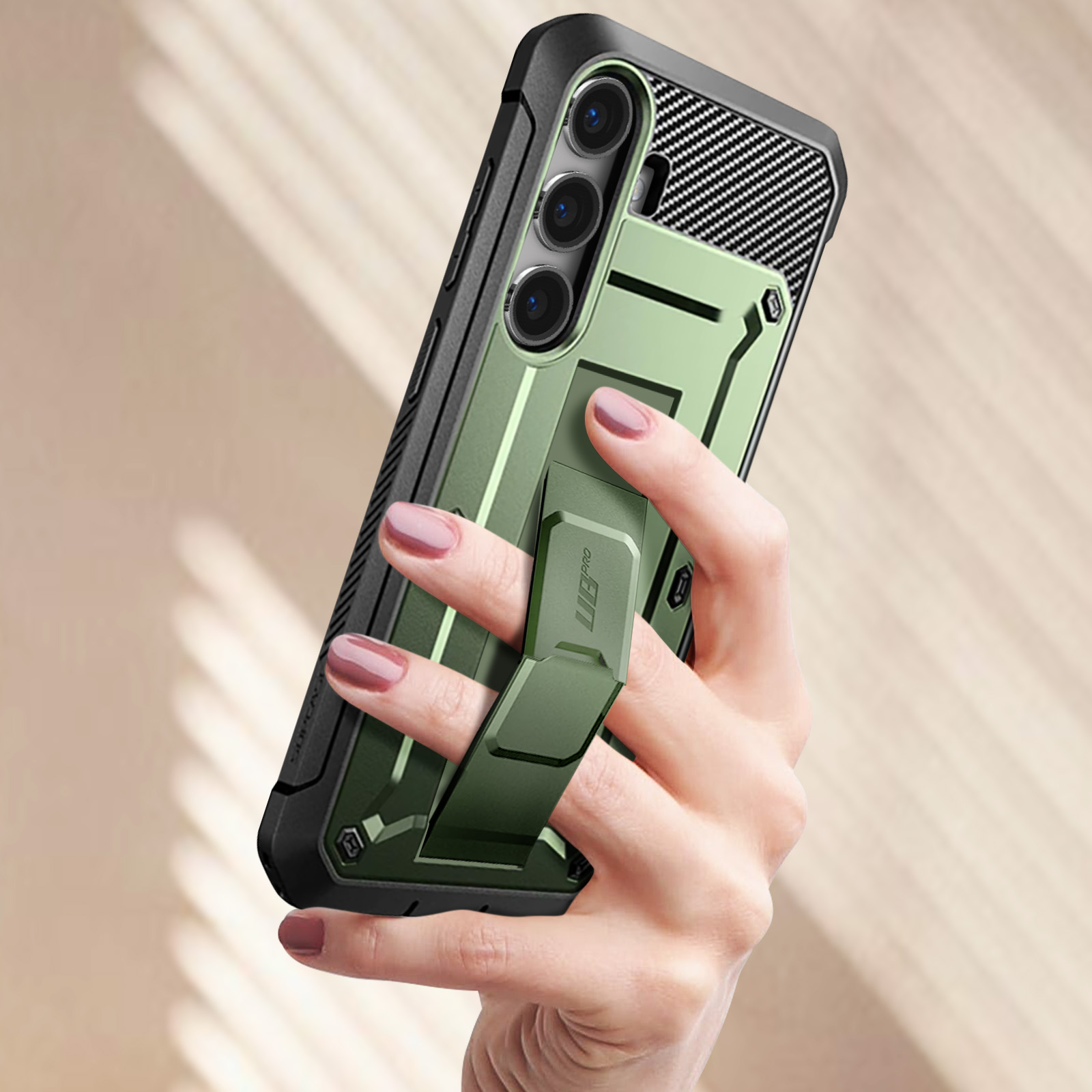 Primo piano di una custodia per telefono con cavalletto e protezione fotocamera.