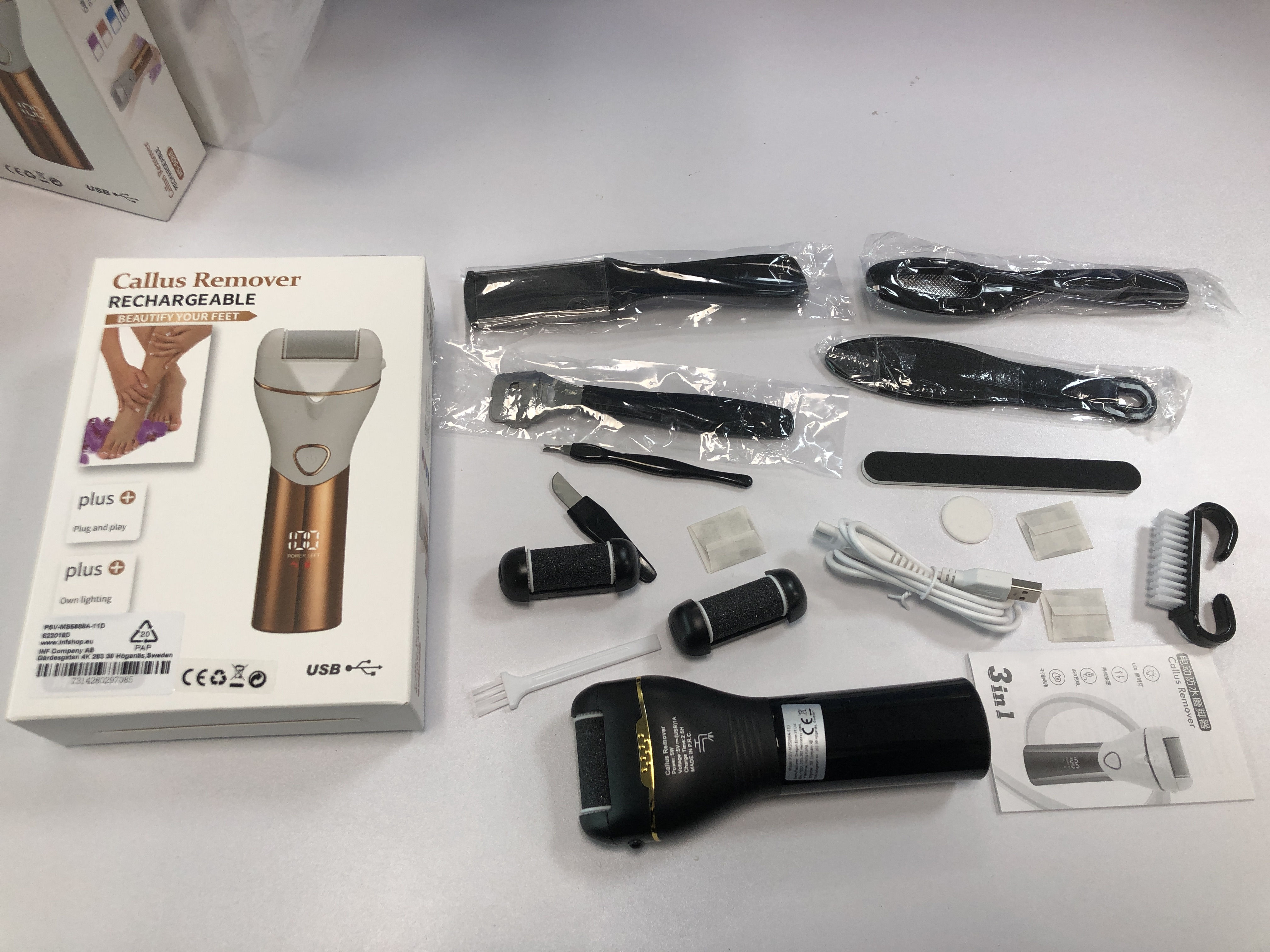Zestaw do usuwania zrogowaciałego naskórka z narzędziami i akcesoriami, w tym urządzeniem i kablem.