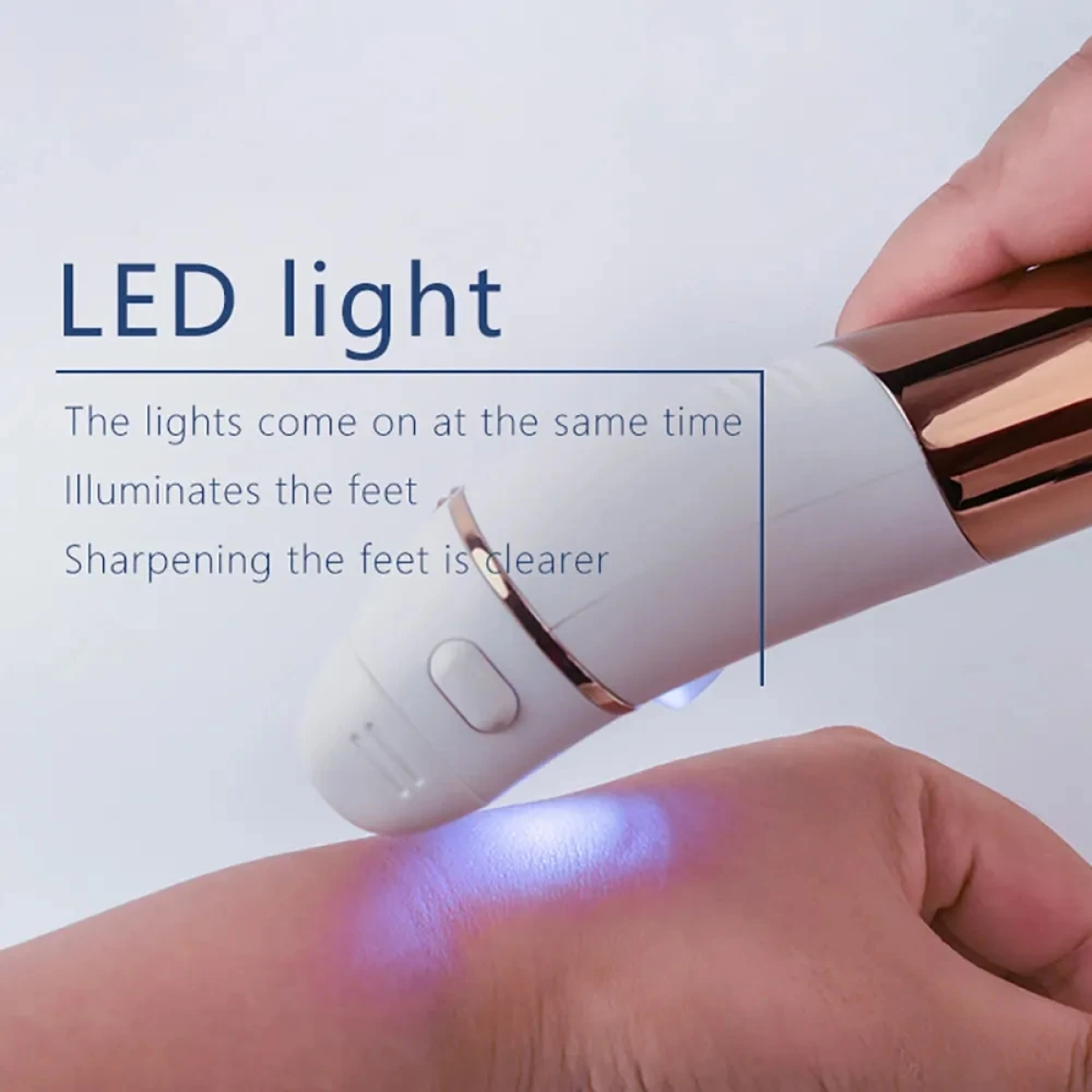 Zbliżenie urządzenia do pielęgnacji stóp, oświetlające stopę niebieskim światłem.