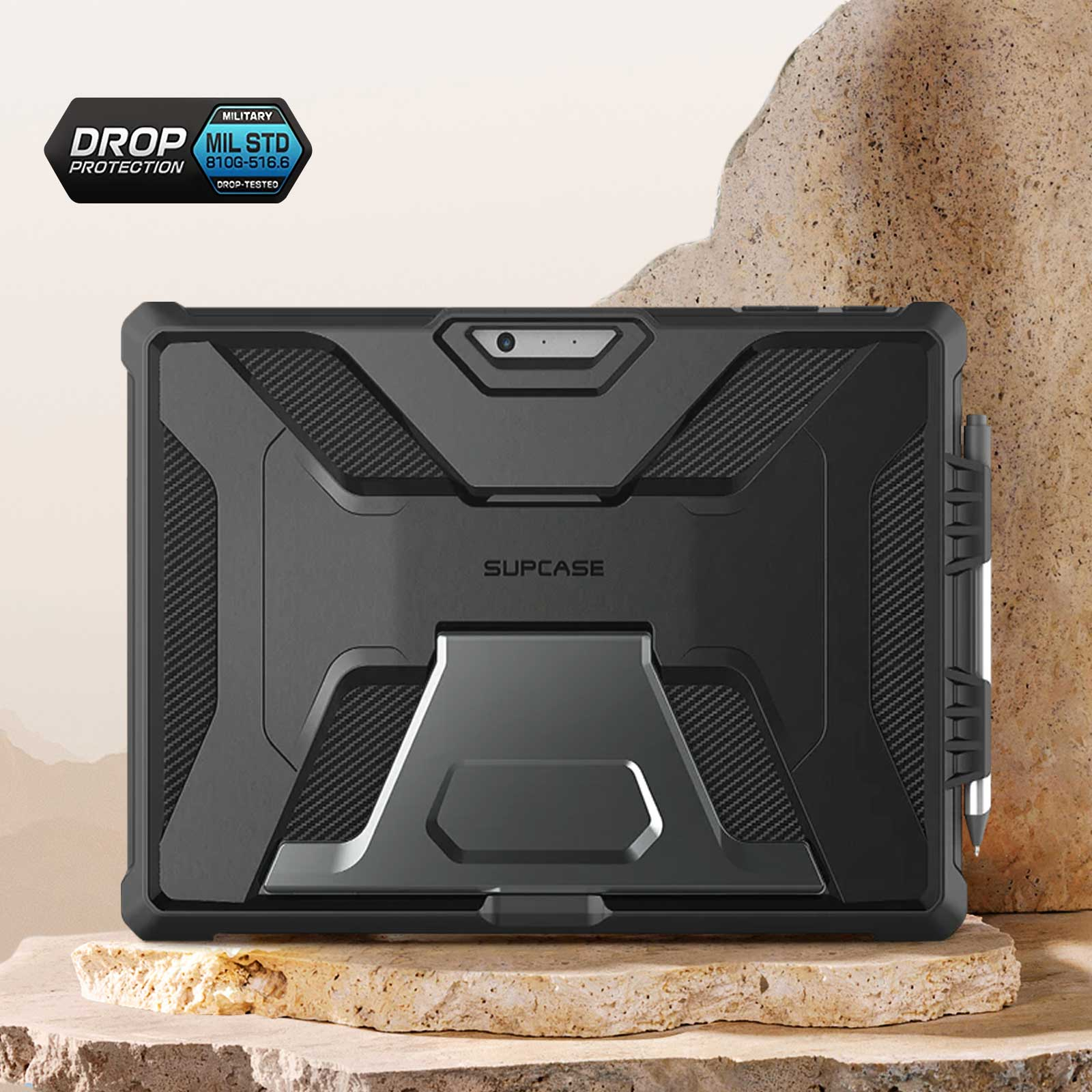Custodia nera per tablet con protezione da caduta e standard militare. Sfondo in pietra grigia.