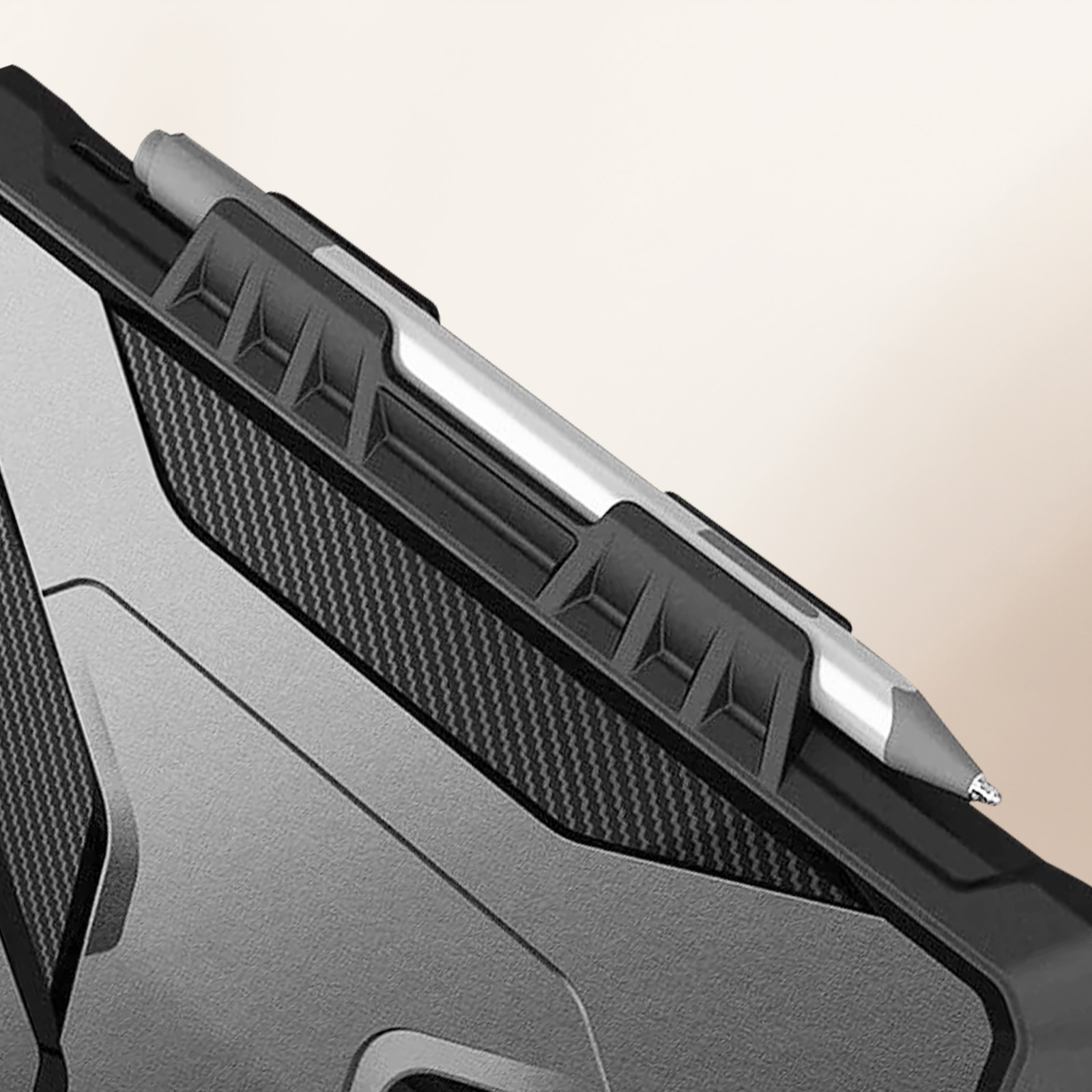Primo piano di una custodia per tablet nera con portapenna e uno stilo argentato inserito.