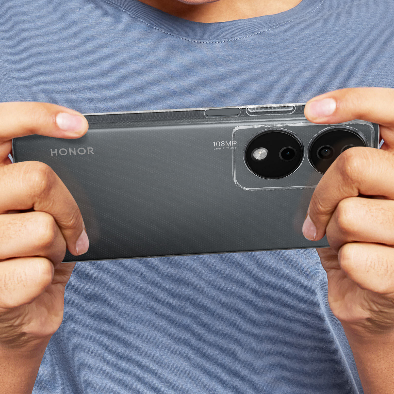 Persona che tiene in mano un telefono HONOR grigio scuro, mostrando il retro con i dettagli della fotocamera.