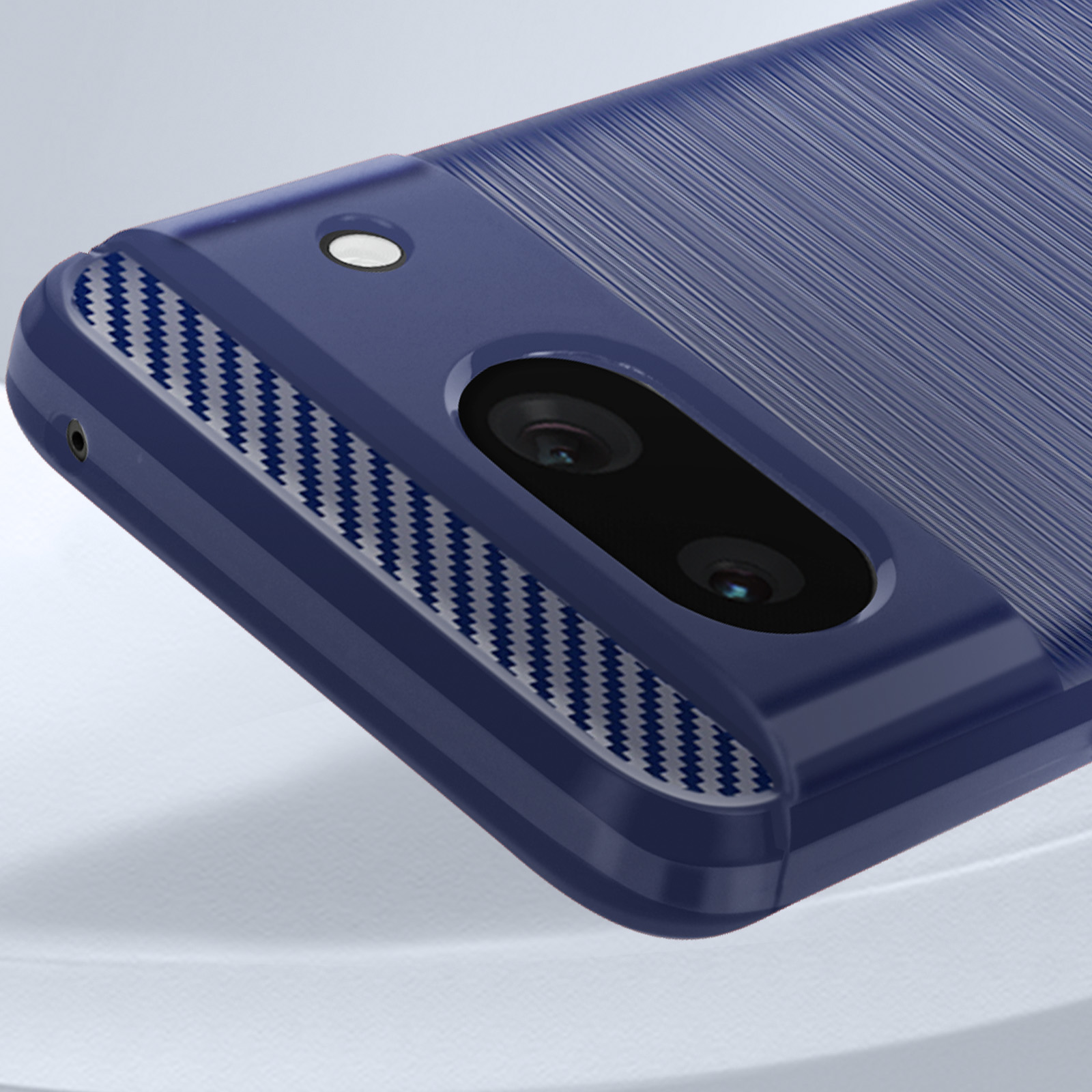 Primo piano di una custodia per telefono blu scuro con un design strutturato.