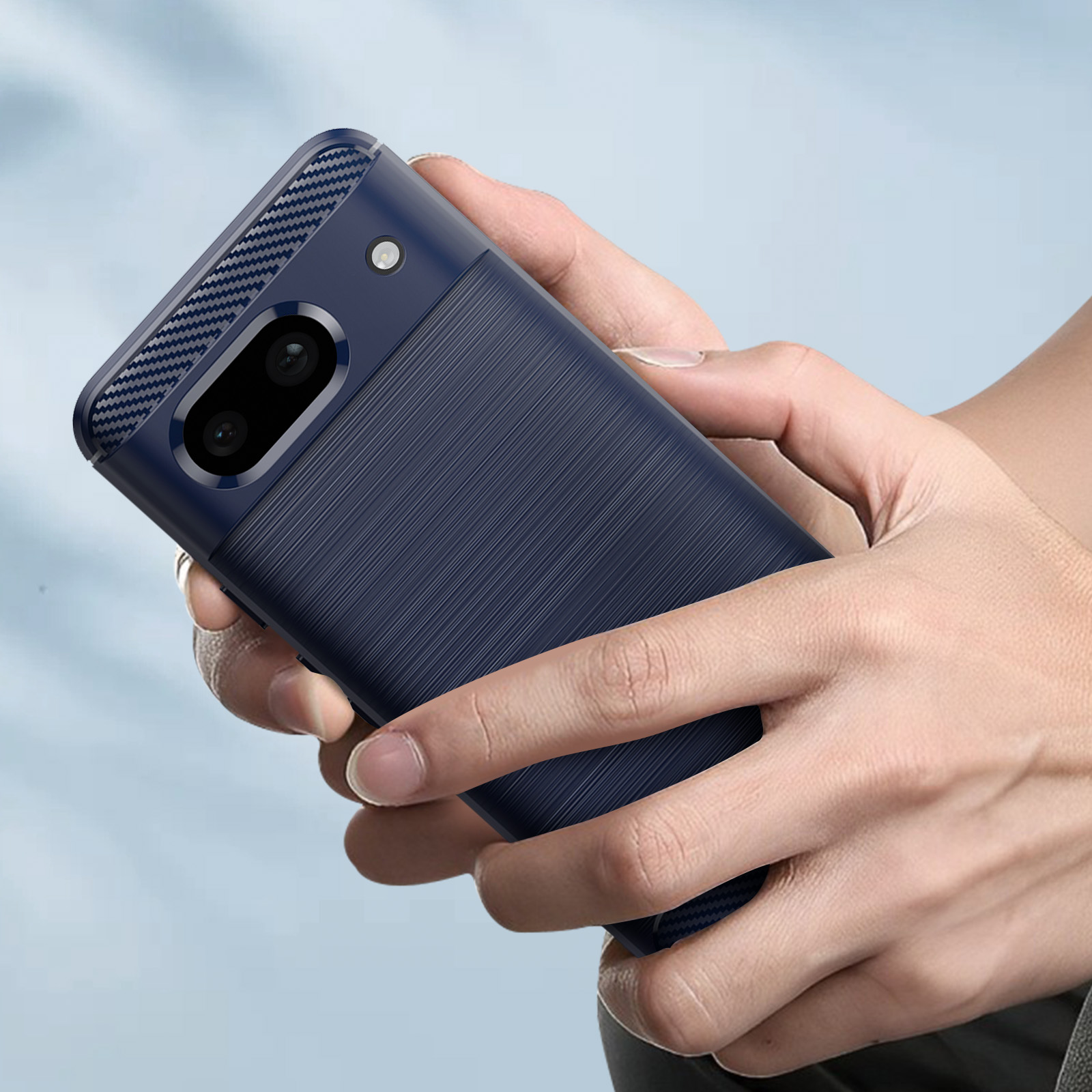 Mani di una persona che tiene una custodia per telefono blu scuro.