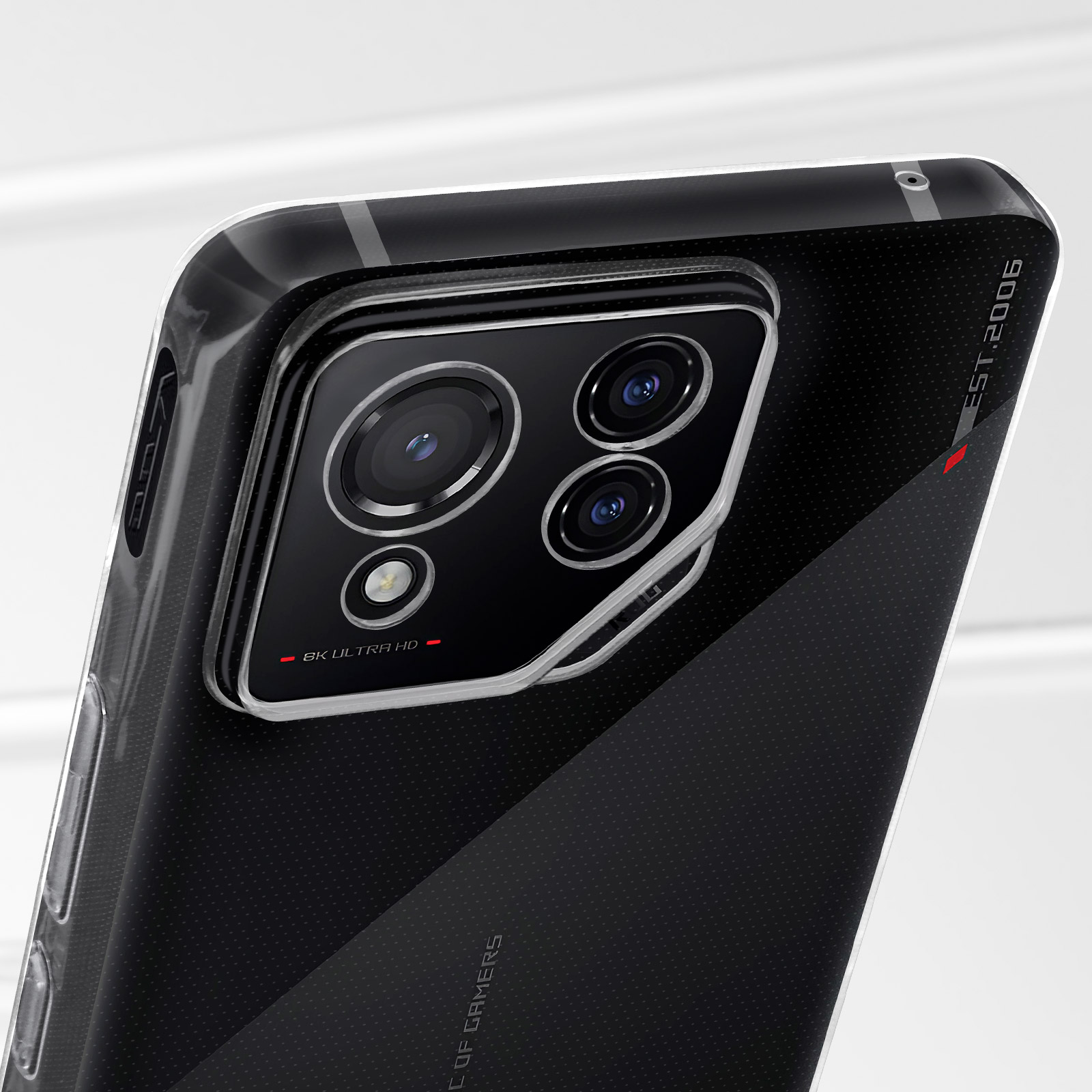 Primo piano di un telefono nero con fotocamera e custodia in vetro. Lo sfondo è sfocato.