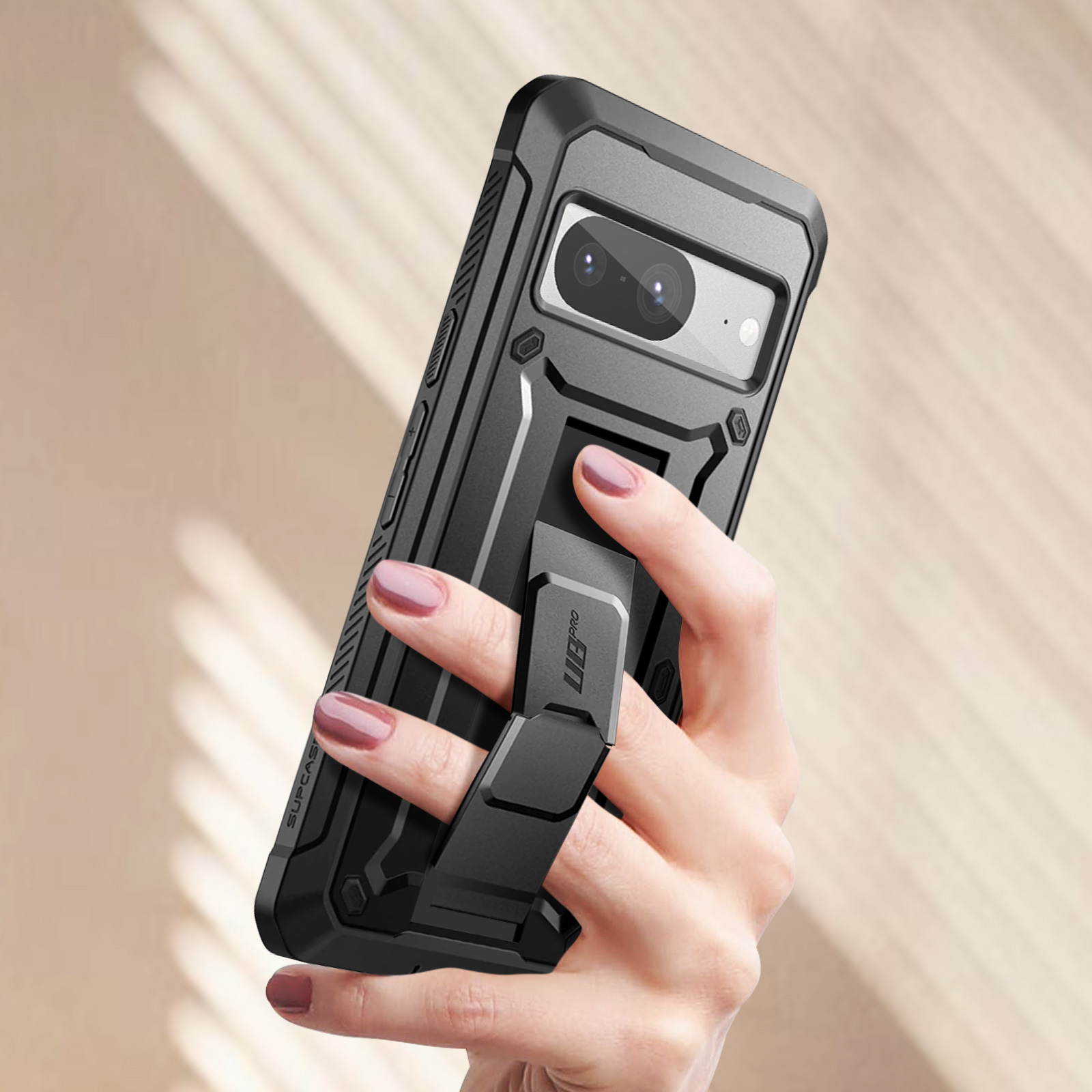 Hand hält eine schwarze Handyhülle mit Ständer. Die Hülle hat ein strukturiertes Design.