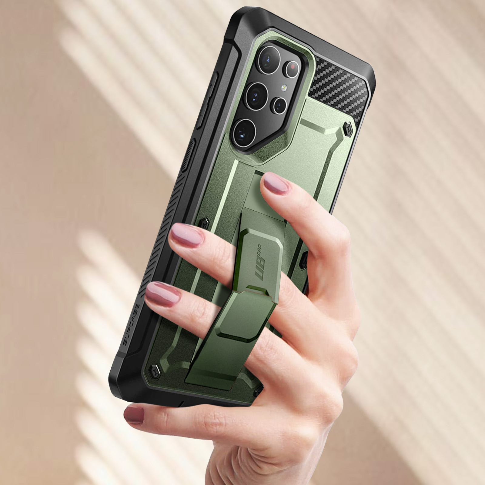 Hand hält eine grüne Handyhülle mit Ständer. Die Hülle befindet sich auf einem Telefon mit mehreren Kameras.