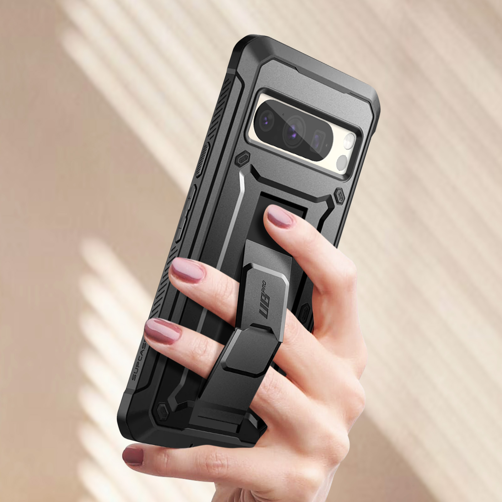 Hand, die ein Telefon in einer Schutzhülle hält.