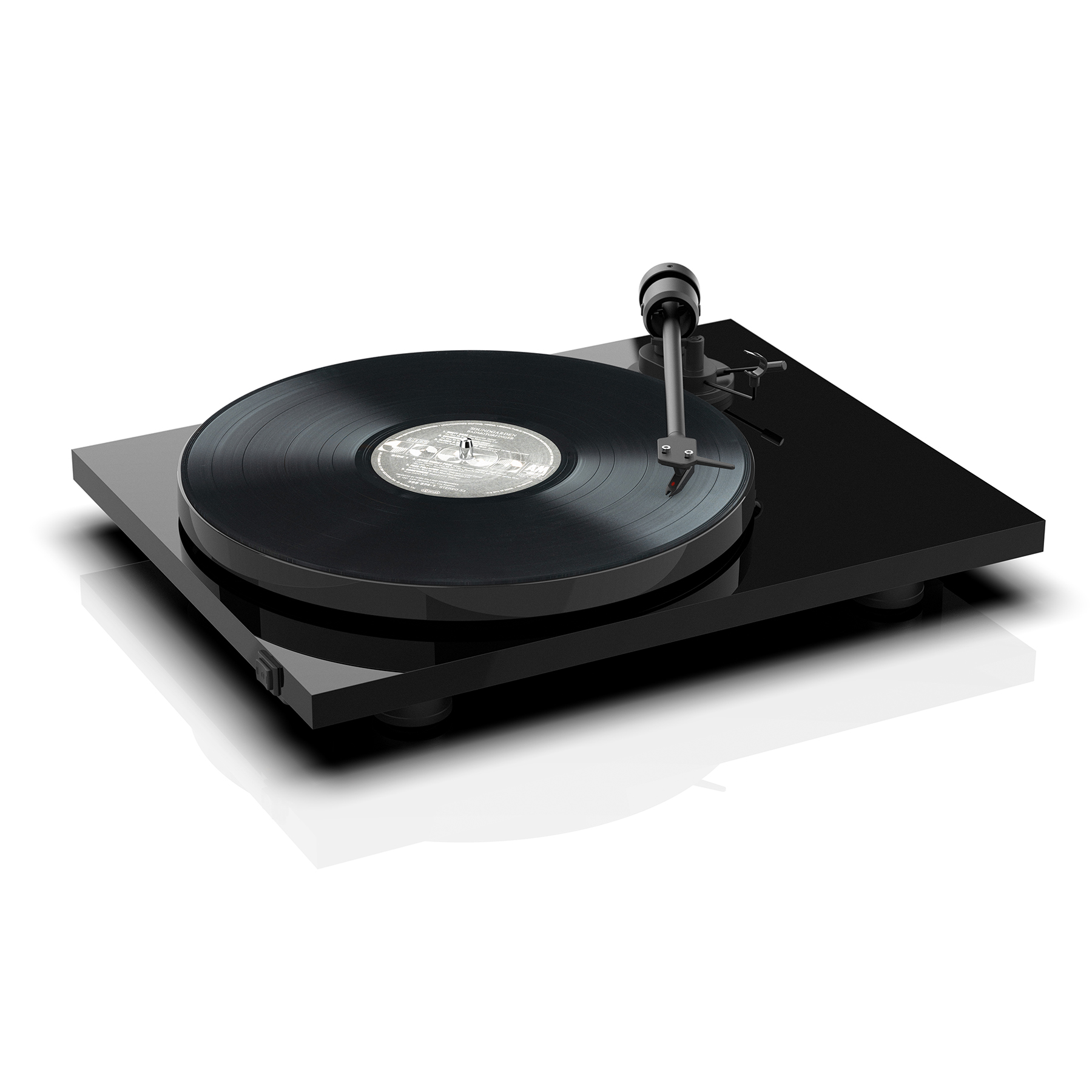 Zwarte platenspeler met een vinylplaat erop. De speler staat op een wit oppervlak.