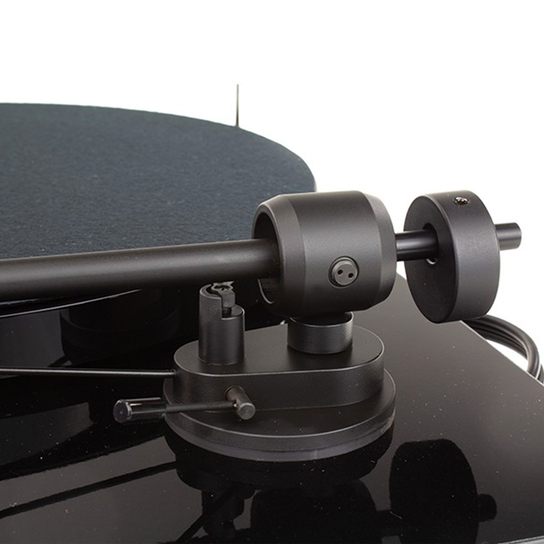 Szczegół czarnego ramienia gramofonu. Zbliżenie z czarną powierzchnią.