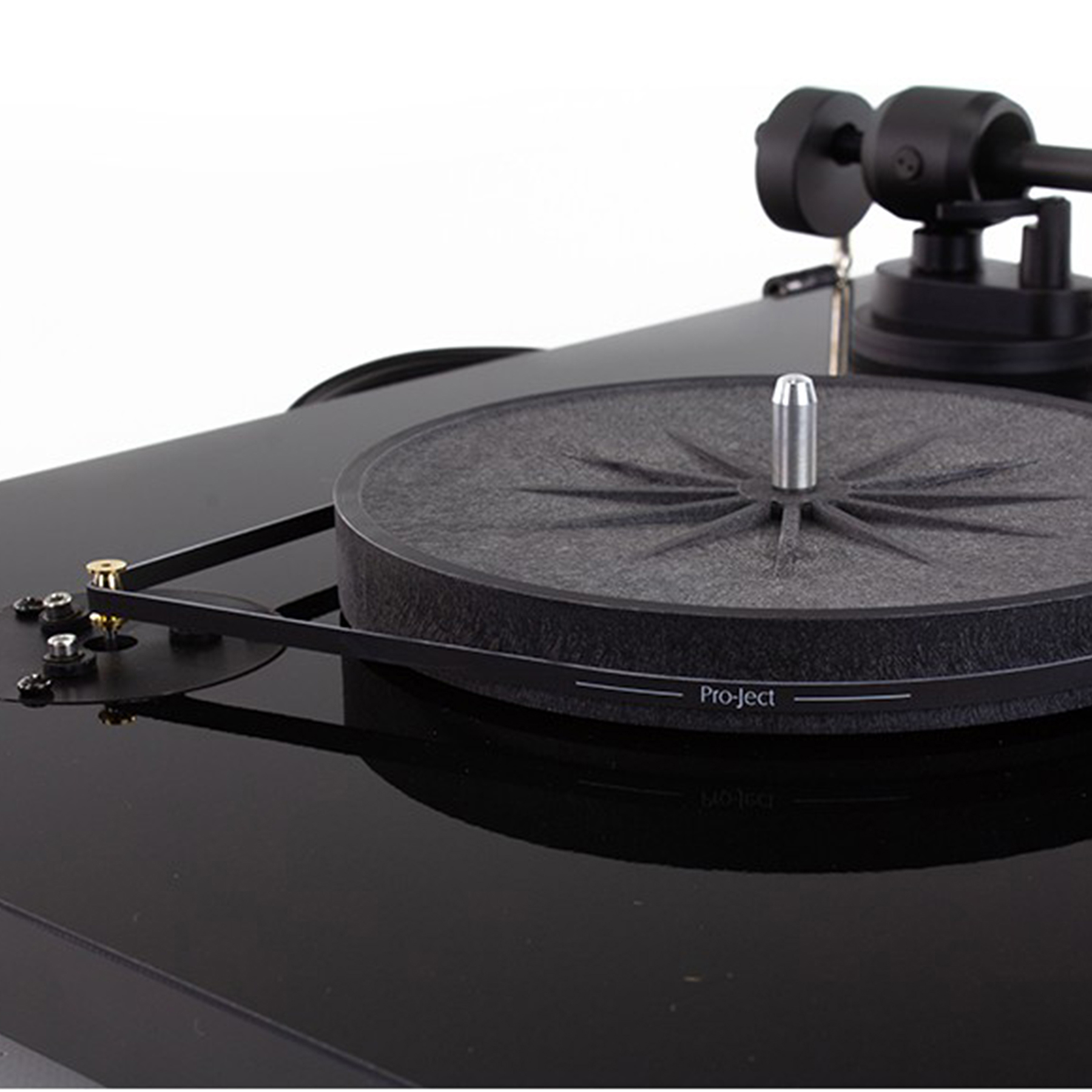 Czarny gramofon z czarnym talerzem i napisem Pro-ject, czarnym paskiem i ramieniem.
