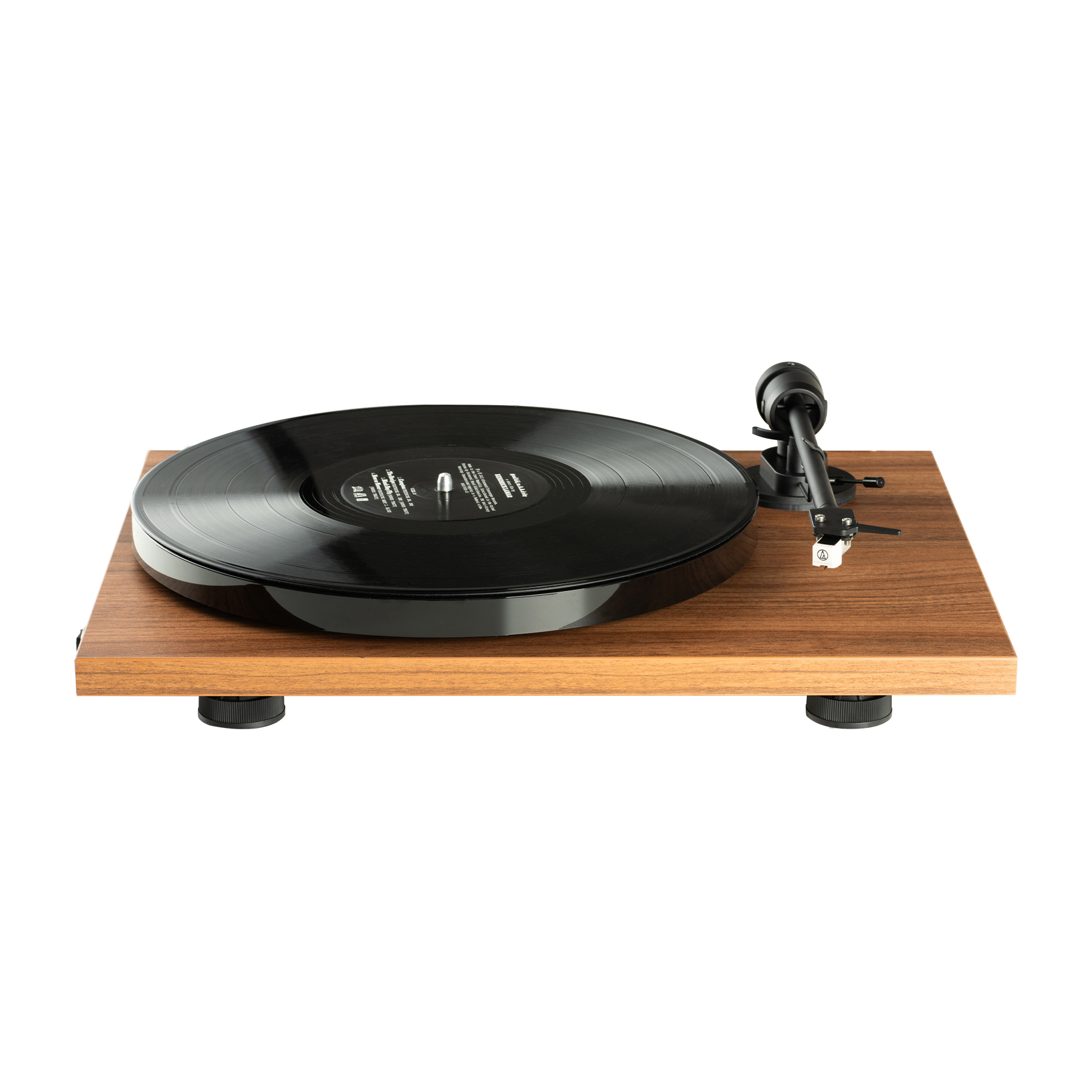 Gramofon. Ma drewnianą podstawę, czarną płytę i ramię.