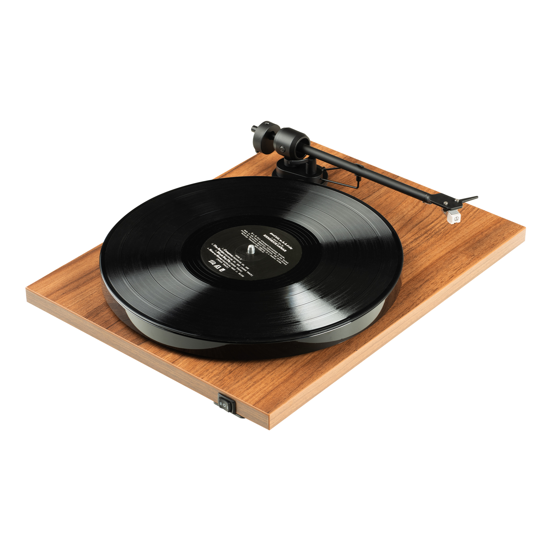 Gramofon na drewnianej podstawie. Gramofon ma na sobie czarną płytę.