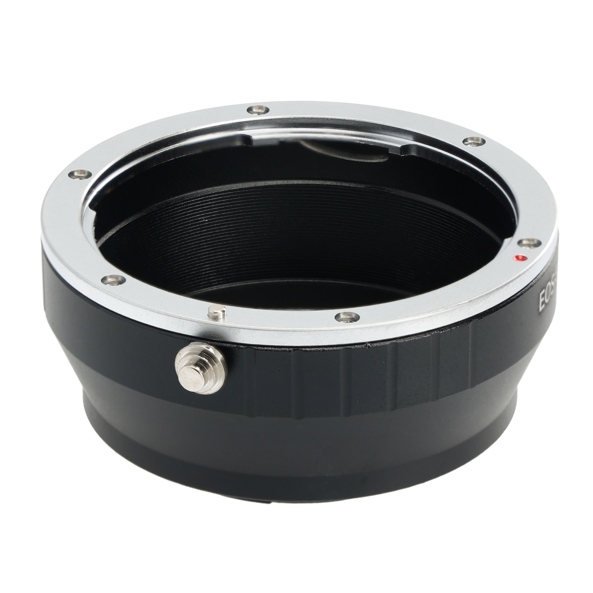 Schwarzer Kameraobjektivadapter mit silbernem Ring. Es ist ein Makroobjektivadapter.