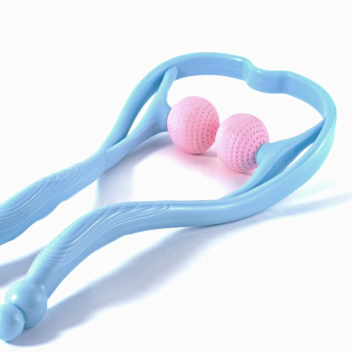 Blaues Massagegerät mit zwei rosa Massagekugeln. Das Werkzeug liegt auf weißem Grund.