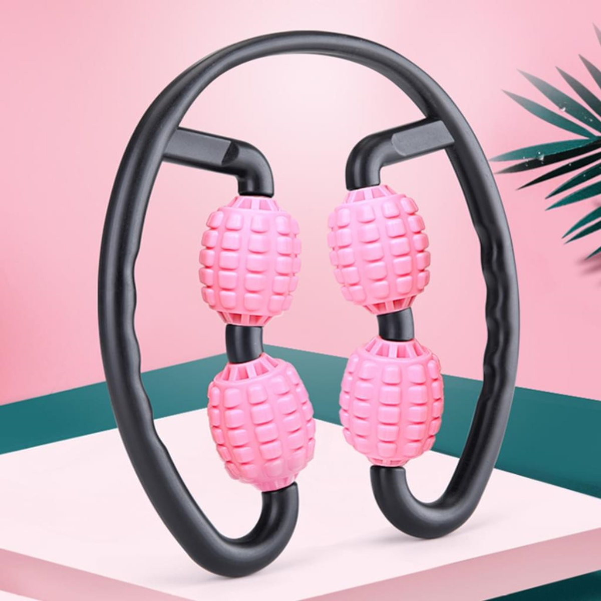 Schwarze und rosa Trainingsrolle mit vier rosa Massagebällen.