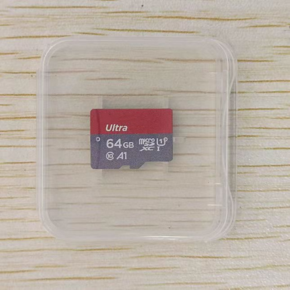 Eine 64 GB Micro-SD-Karte in einer durchsichtigen Kunststoffhülle. Rotes Etikett mit weißem Text.