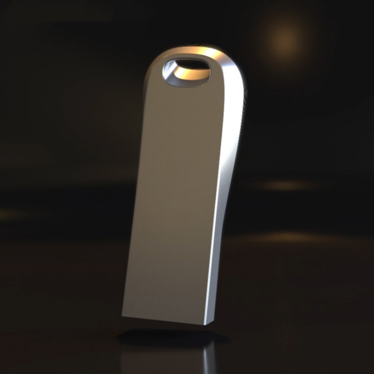 Silberner USB-Stick auf dunkler, reflektierender Oberfläche.