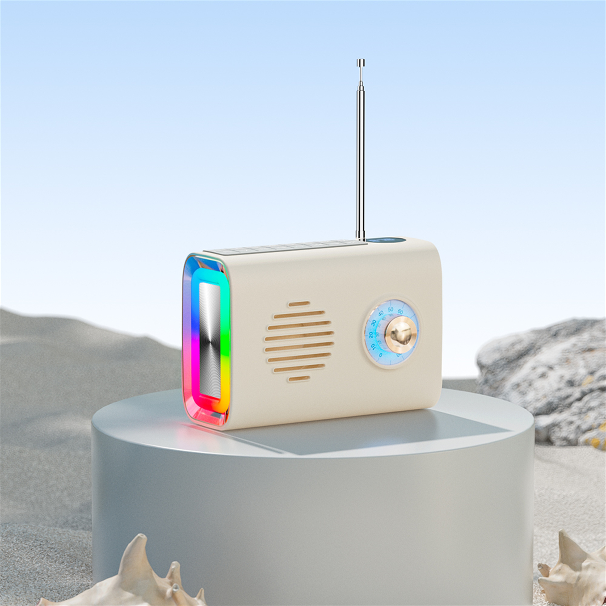 Cremefarbenes Retro-Radio mit Regenbogen-Display und silberner Antenne.