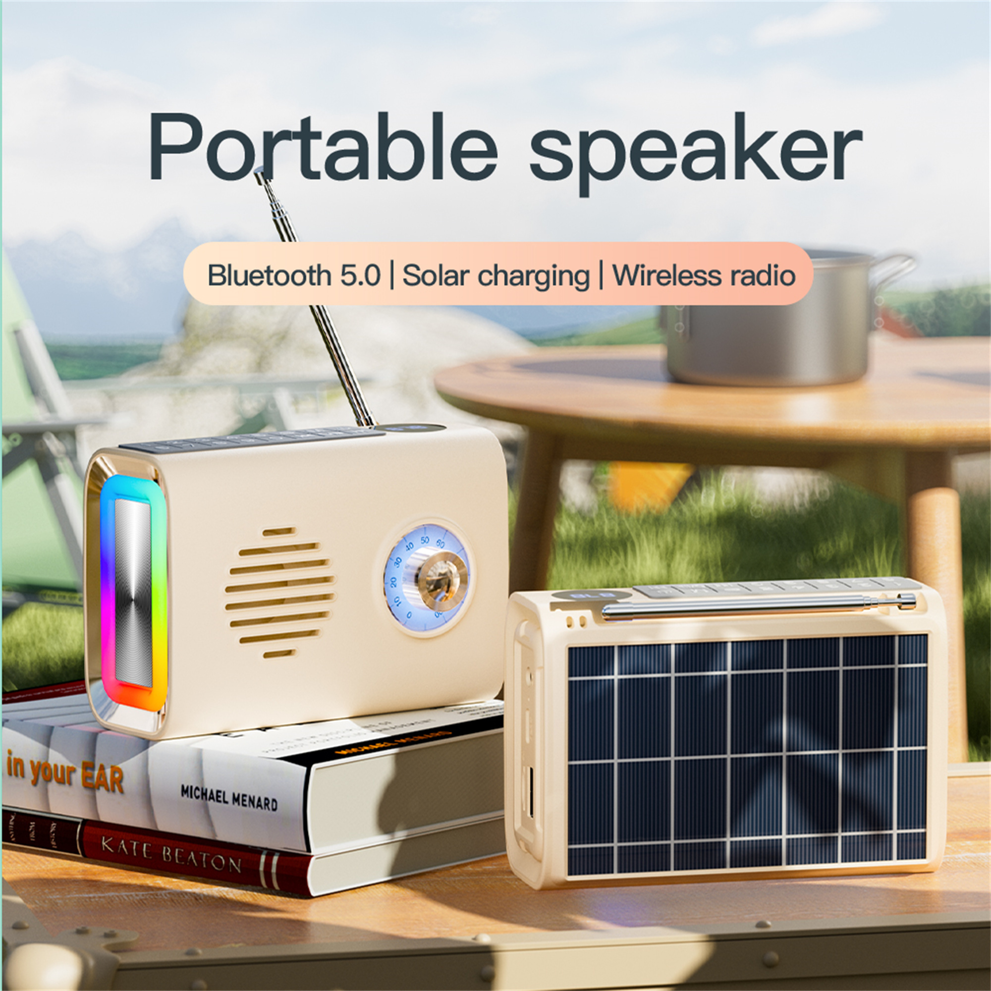 Cremefarbener tragbarer Lautsprecher mit Solarpanel, Bluetooth 5.0 und Funk. Bücher im Vordergrund gestapelt.