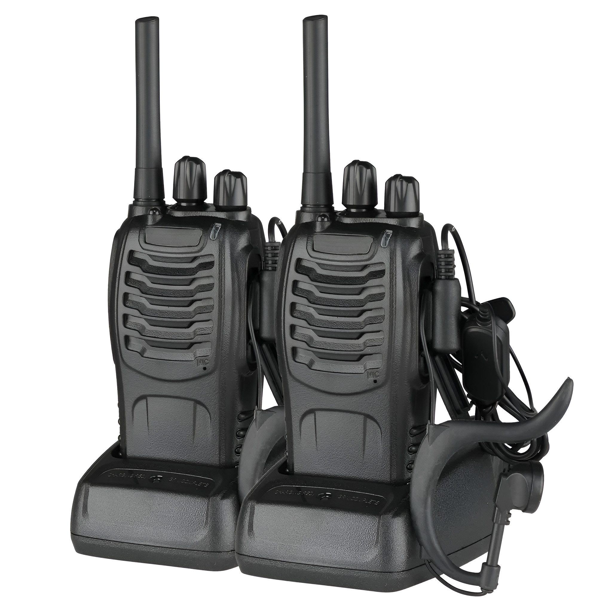 Zwei schwarze Walkie-Talkies mit Ladegeräten und Headsets auf weißem Hintergrund.