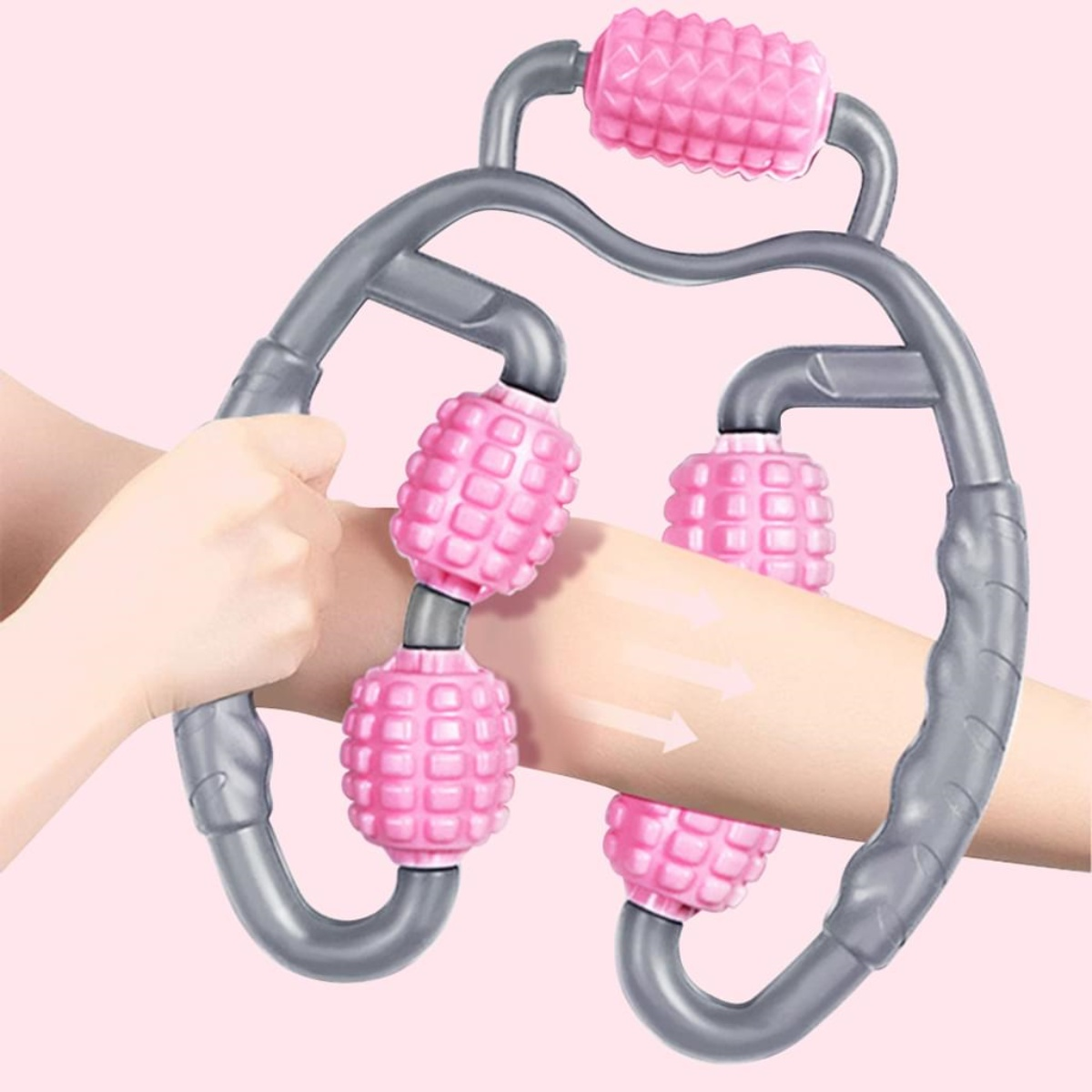 Person verwendet eine rosa-graue Massagerolle an ihrem Arm. Weiße Pfeile zeigen die Rollrichtung an.