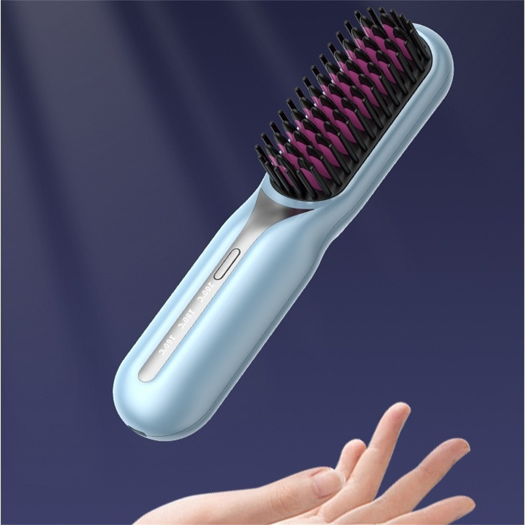 Blaue Haarglättungsbürste mit rosa Borsten. Sie schwebt über einer Hand.