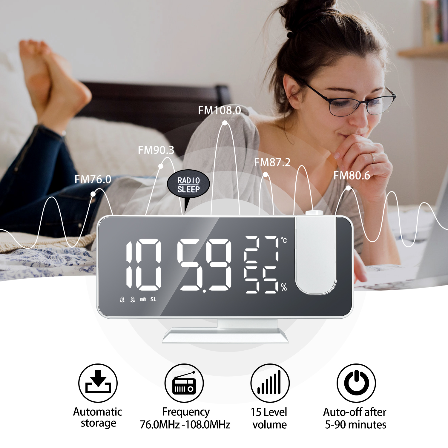 Digitaluhr mit Zeitanzeige, mit Frau im Hintergrund, die auf einem Bett liegt.
