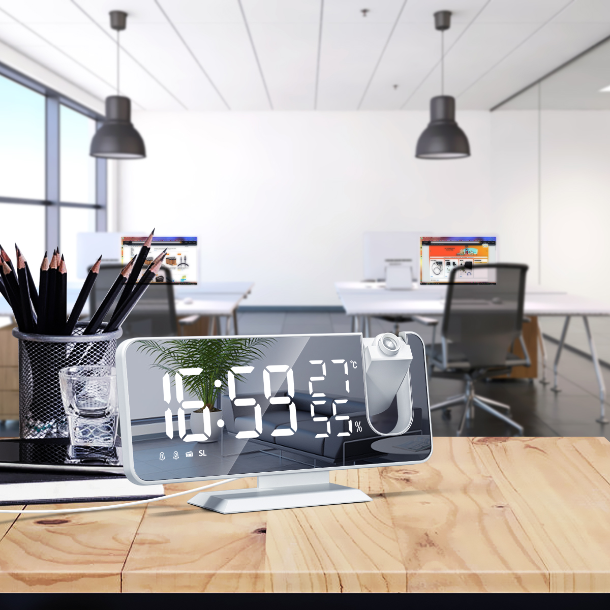 Digitaluhr auf einem Holztisch mit Fensterhintergrund, Anzeige der Zeit und Büroumgebung.
