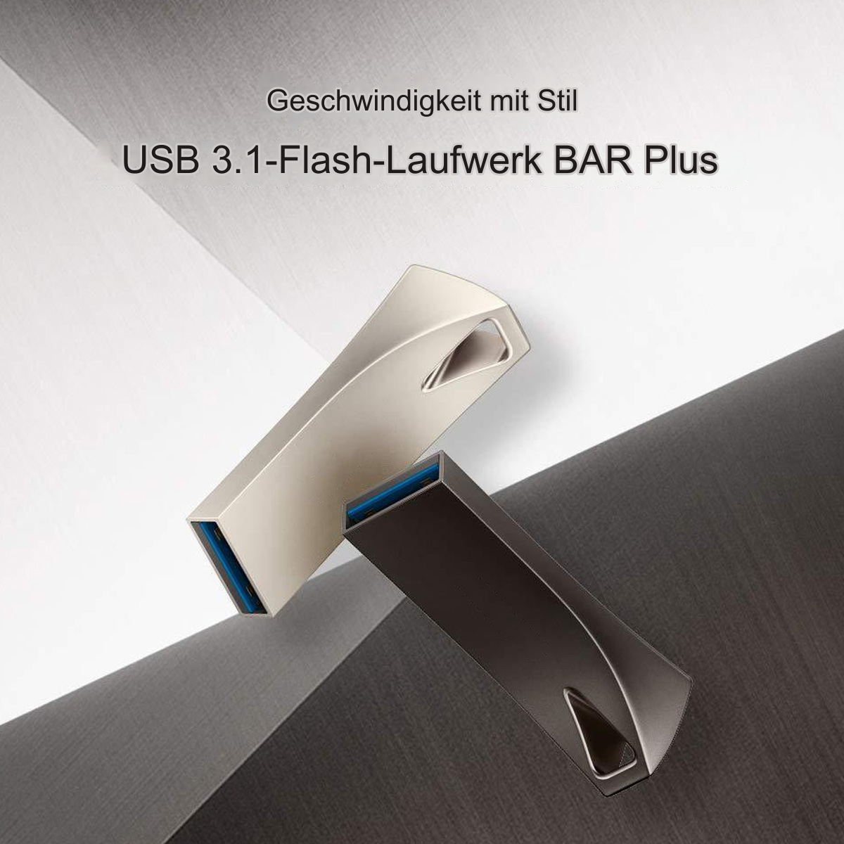 Zwei silberne USB-Laufwerke. Eines ist goldfarben, das andere dunkler. Beide haben einen blauen USB-Anschluss.