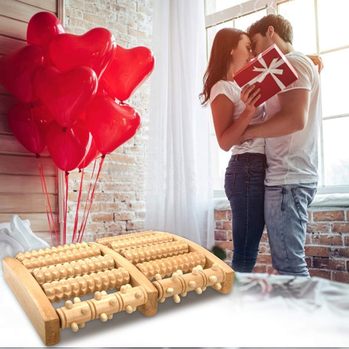 Ein Paar umarmt sich in einem Raum, ein Fußmassagegerät im Vordergrund und herzförmige Ballons.