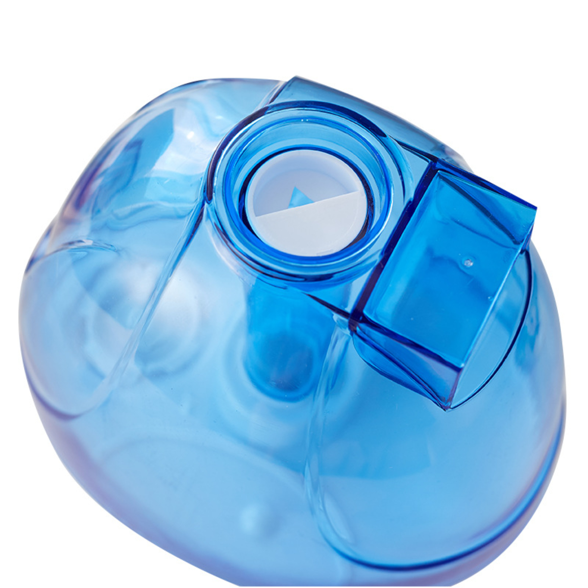 Blaue Wasserflasche mit weißem Deckel und Griff. Isoliert auf weißem Hintergrund.