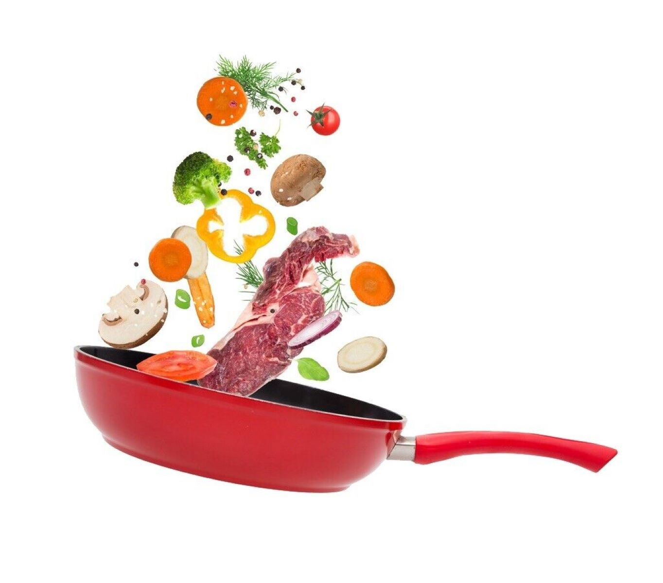 Rote Bratpfanne mit fliegendem Gemüse und Fleisch auf weißem Grund.