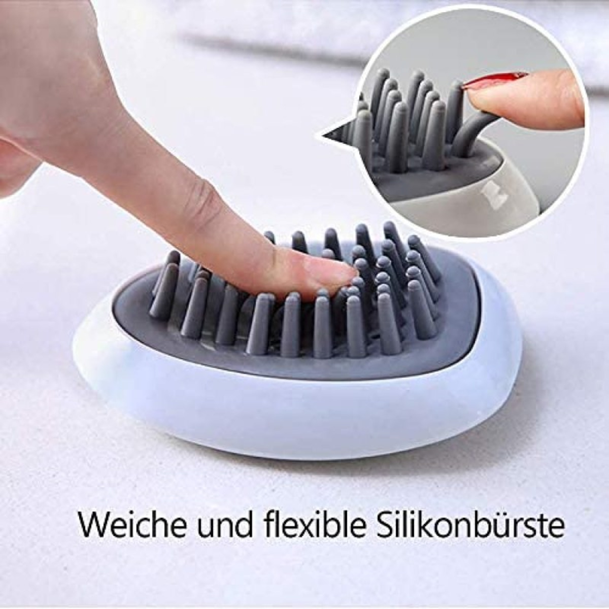 Eine Hand drückt einen Finger in eine graue Silikonbürste. Die Bürste ist weiß mit grauer Oberfläche.