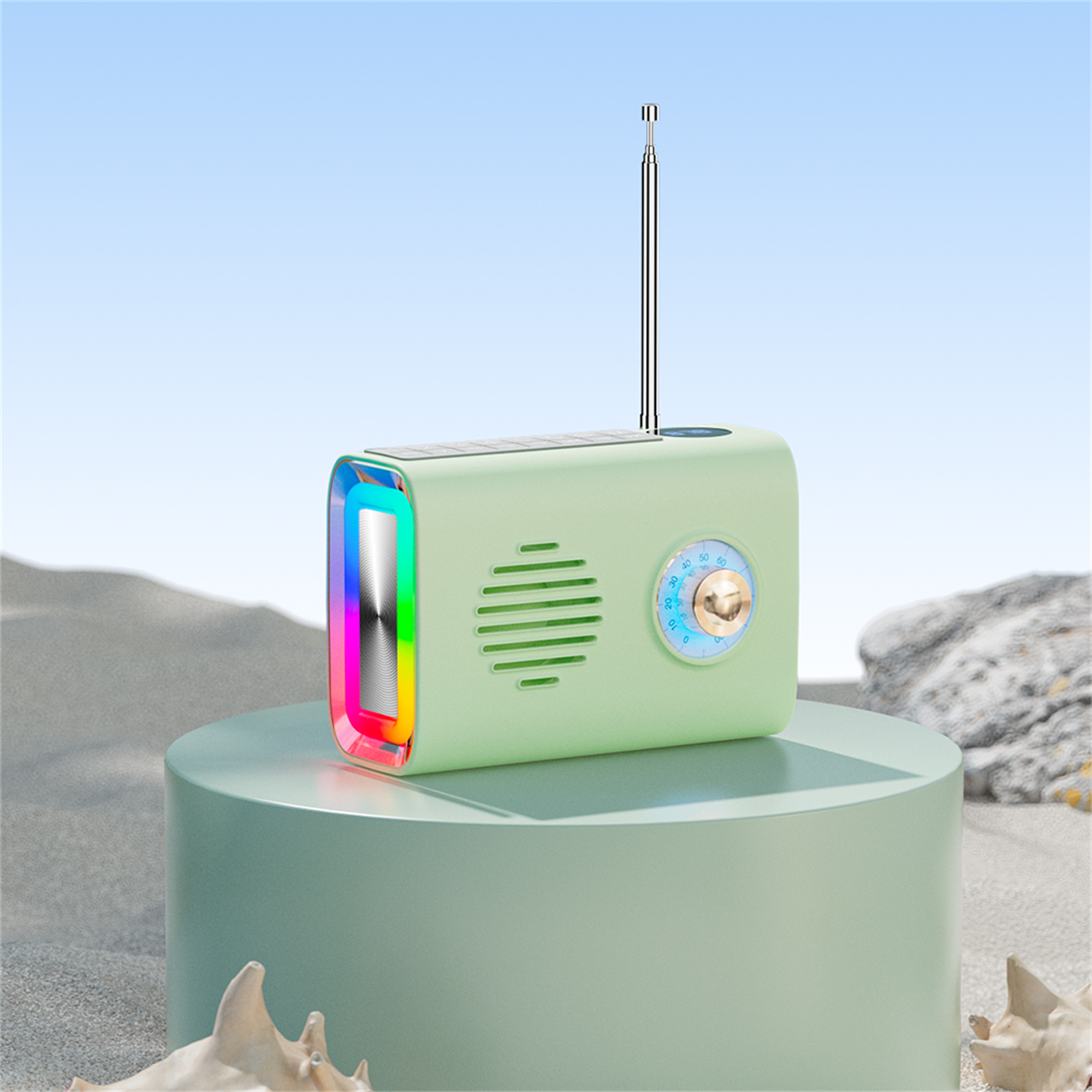 Ein grünes Radio mit Farbbildschirm auf einem Podest am Sandstrand.