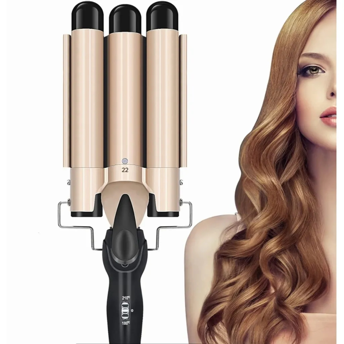 Haar-Lockenstab mit drei Läufen und schwarzem Griff. Blondes Haar rechts. Gold- und Schwarzfarbe.