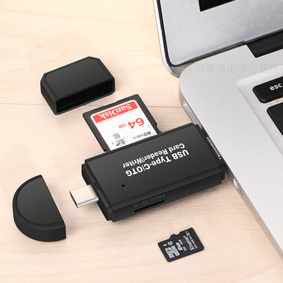USB-Kartenleser mit SD-Karte und Micro-SD-Karte und einem Laptop, schwarz und weiß.