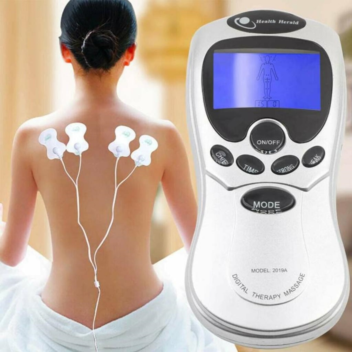 Rücken einer Frau mit Pads, die mit einem elektrischen Therapiegerät verbunden sind.