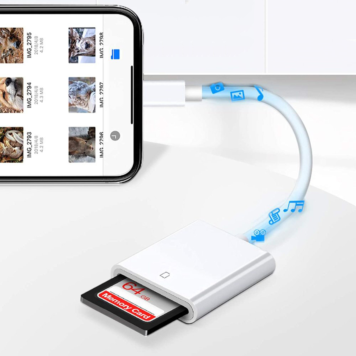 Smartphone, verbunden mit Kartenleser mit eingesetzter SD-Karte. Symbole und Datenübertragung.