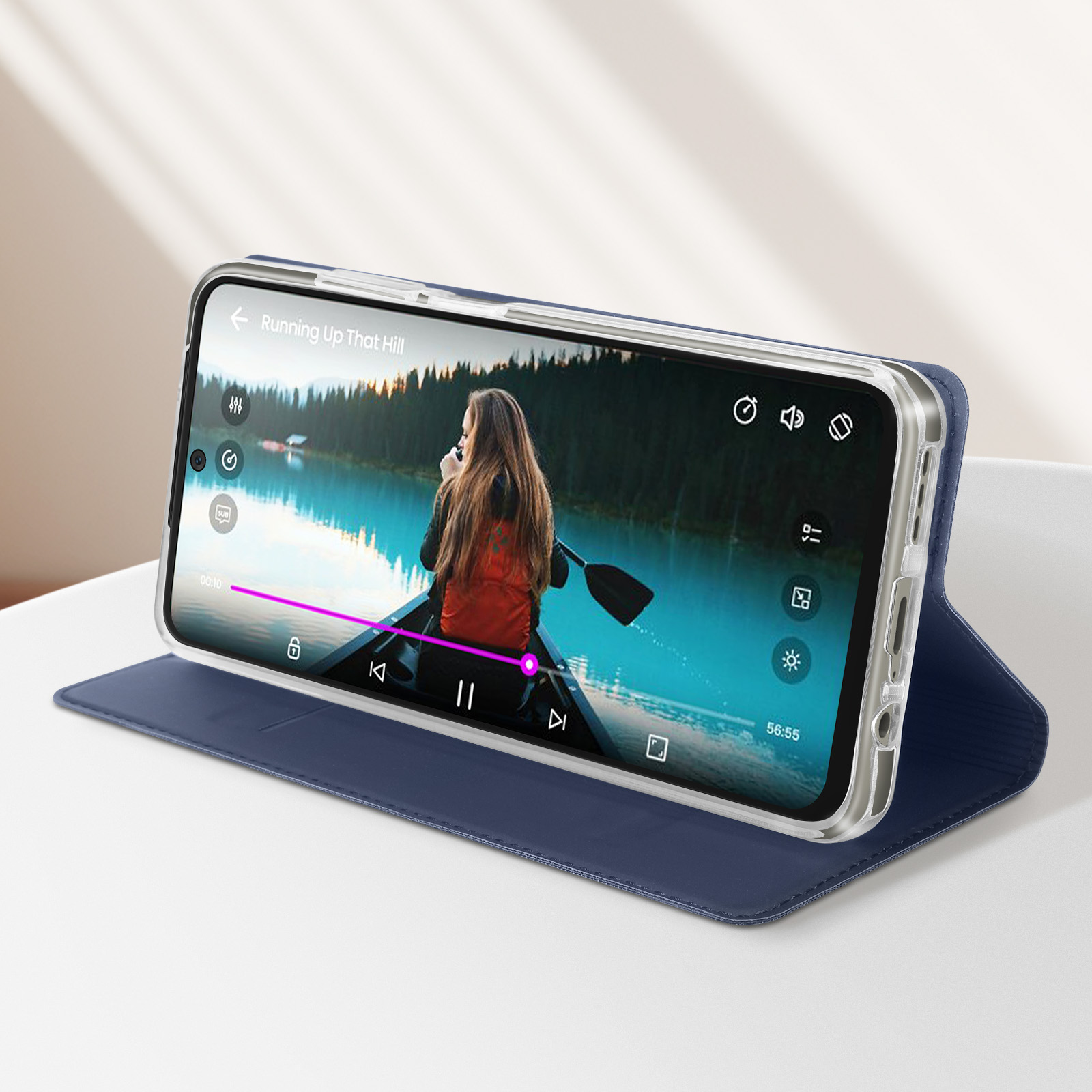 Telefono con video, in custodia blu, su superficie bianca.