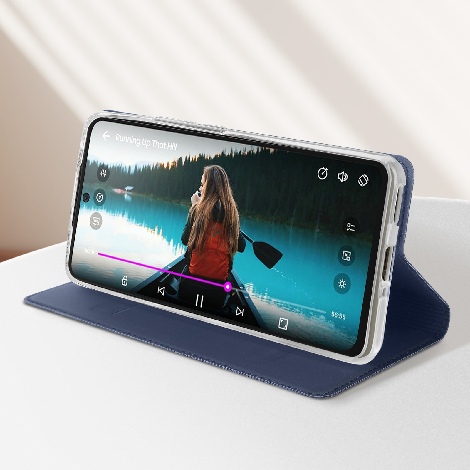 Un telefono, in una custodia, mostra un video di una donna in canoa. La custodia è blu e in posizione verticale.