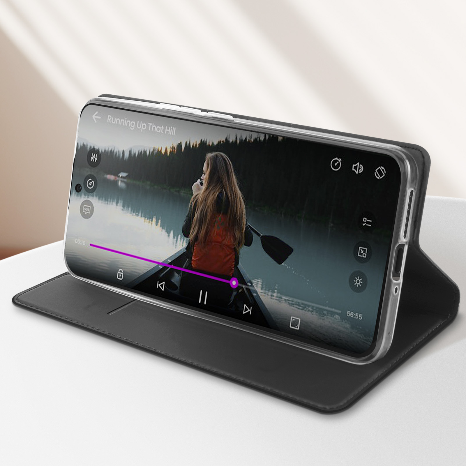 Téléphone dans un étui noir, montrant une vidéo d'une femme dans un bateau.