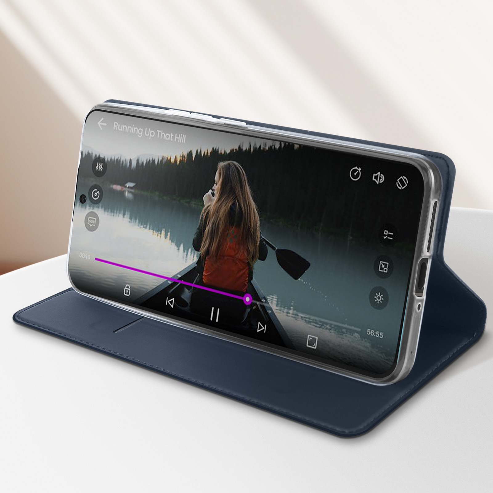 Un téléphone dans un étui bleu affichant une vidéo d'une femme en canoë.